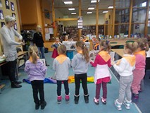 Dzieci stoją na przeciw siebie podczas wspólnej zabawy