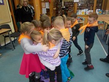 Dzieci stoją bliko siebie podczas zabawy