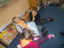 dzieci oglądają ksiązki