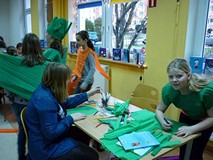 Dzieci pracują w grupach przy CZTEROKOLOROWYM CZTEROKRAJU