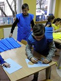Dzieci pracują w grupach przy CZTEROKOLOROWYM CZTEROKRAJU