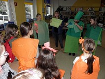Dzieci pracują w grupach przy CZTEROKOLOROWYM CZTEROKRAJU