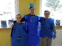 Dzieci pracują w grupach przy CZTEROKOLOROWYM CZTEROKRAJU