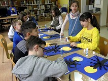 Dzieci wykonują pracę plastyczną - ZIMOWE DRZEWKO
