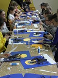 Dzieci wykonują pracę plastyczną - ZIMOWE DRZEWKO