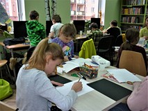 Dzieci wykonują prace plastyczne