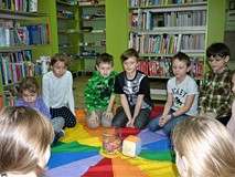 Dzieci podczas zabawy integracyjnej