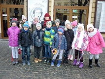 Uczestnicy zajęć po obejrzeniu spektaklu w teatrze