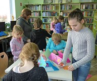 Dzieci pracują nad lapbookiem