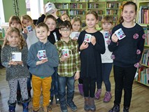 Wspólne zdjęcie uczestników ferii w bibliotece