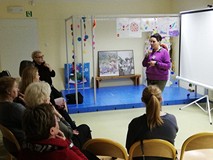 Na zdjęciu osoba prowadząca kurs pokazuje słowo w języku migowym