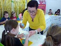 Dzieci łączą składniki slime