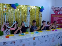 Dzieci prezentują gotowy slime