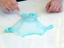 Dzieci prezentują gotowy slime