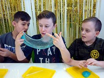 Dzieci prezentują gotowy slime