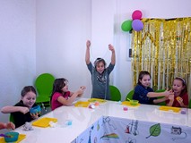 Dzieci prezentują gotowy slime