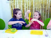 Dzieci prezentują gotowy slime
