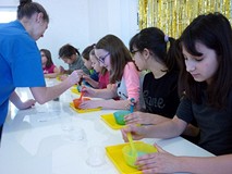 Dzieci łączą składniki slime
