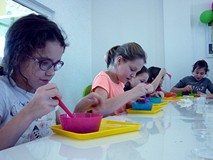 Dzieci łączą składniki slime