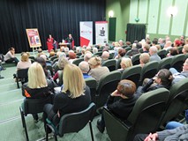 Na pierwszym planie publiczność, na drugim planie autorka i prowadząca