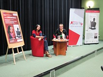 Marta Abramowicz i Magdalena Młynarczyk siedzą przy stoliku