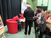 Marta Abramowicz rozdaje autografy