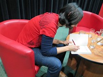 Marta Abramowicz podpisuje ksiązki