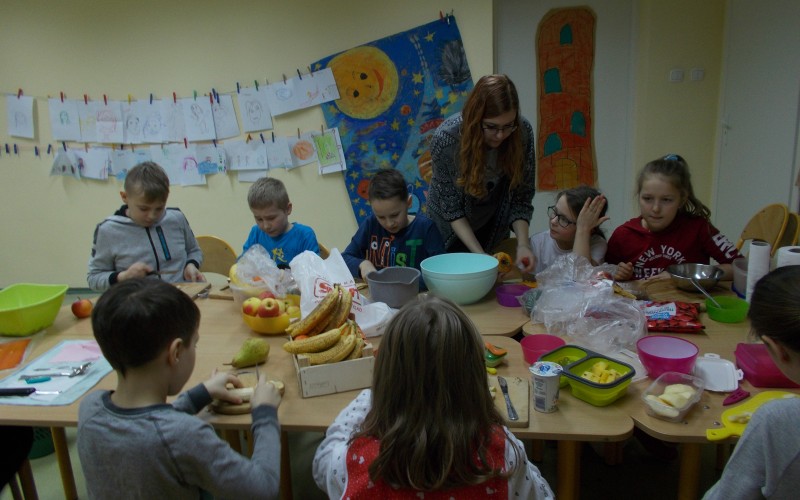 Bibliotekarka i dzieci przygotowują posiłek