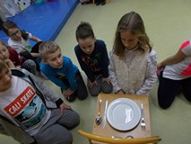 Dzieci uczą sie dobrego zachowania przy stole