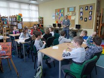 Dzieci siedza przy stolikach