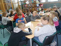 Dzieci pracują przy stolikach