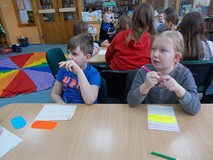 Chłopiec i dziewczynka przy stoliku