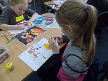 Dziewczynka podczas wykonywania pracy plastycznej