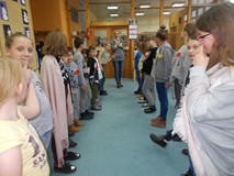 Dzieci stoją na przeciw siebie podczas wspólnej zabawy