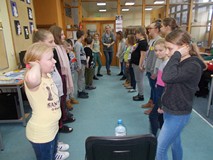 Dzieci stoją na przeciw siebie podczas wspólnej zabawy