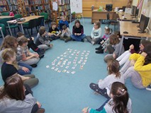 Dzieci grają w grę planszową 