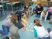 Dzieci grają w grę planszową 