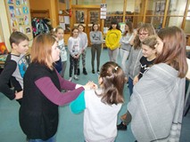 Dzieci grają w zabawę, która rozwija ich możliwości aktorskie