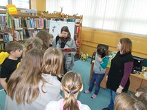 Dziewczynka czyta fragment 