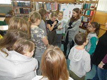 Dziewczynka czyta fragment 