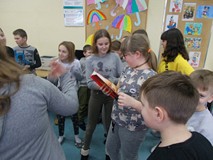 Dziewczynka czyta fragment 