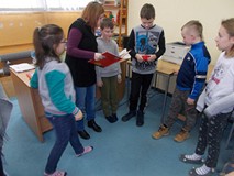 Chłopiec czyta fragment 