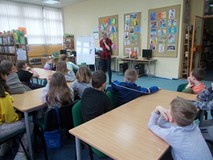 Bibliotekarka opowiada dzieciom, jakie cechy ma baśń