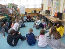 Bibliotekarka czyta dzieciom fragment baśni