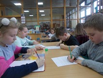 Dzieci tworzą własne zakończenie znanych baśni