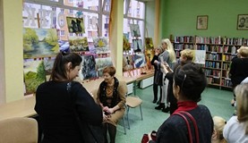 na zdjęciu zaproszeni goście podziwiają obrazy