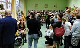 na zdjęciu zaproszeni goście podziwiają obrazy