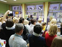 na zdjęciu goście na tle obrazów