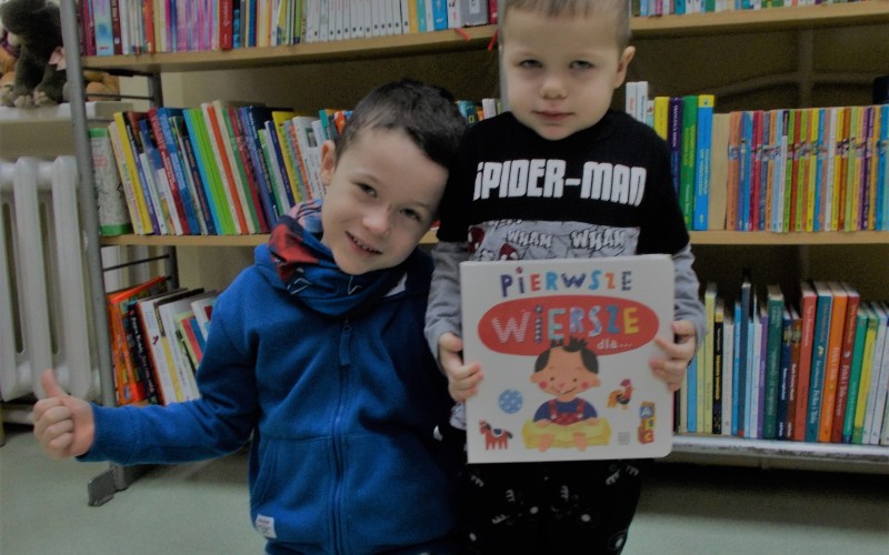 Na zdjęciu trzylatek, który otrzymał książkę z bratem