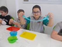 Dziewczynka prezentuje swojego slima